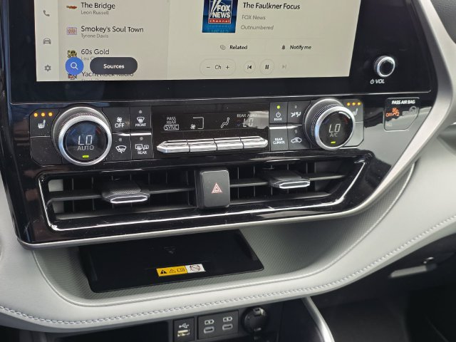 Used 2025 Toyota Highlander XLE FWD image 23