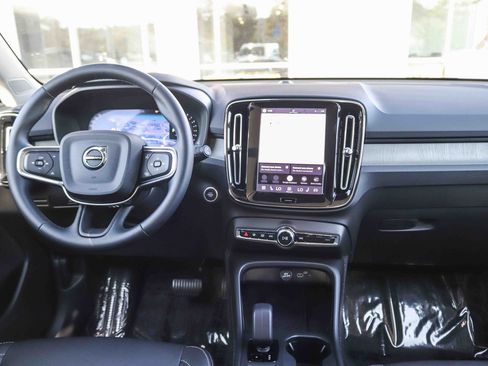 Used 2026 Volvo XC40 B4 Core FWD image 14