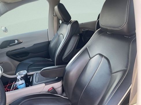Used 2022 Chrysler Pacifica Limited image 17
