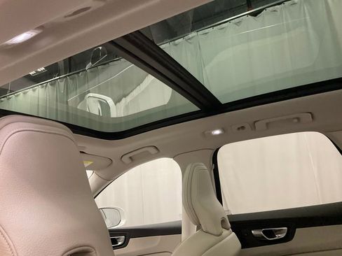 Used 2023 Volvo XC60 B5 Plus image 29