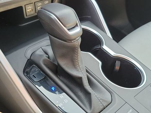 Used 2024 Toyota Highlander XLE AWD/4WD image 32