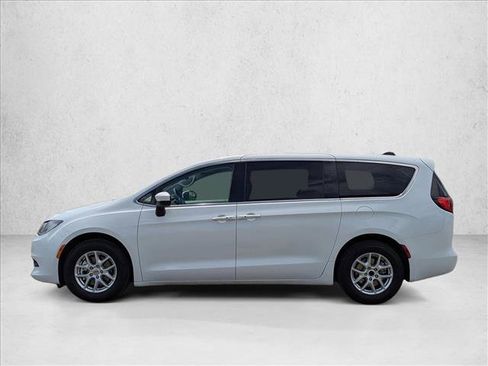 Used 2022 Chrysler Voyager LX FWD image 9