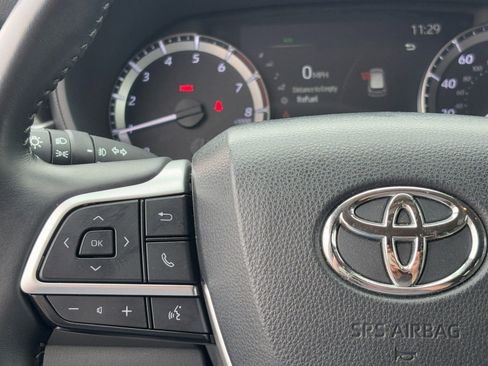 Used 2024 Toyota Highlander LE FWD image 19