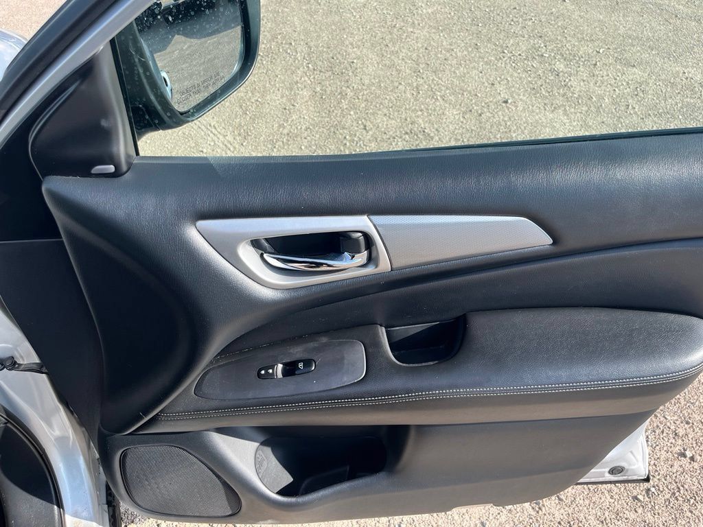 Used 2020 Nissan Pathfinder SL FWD image 37
