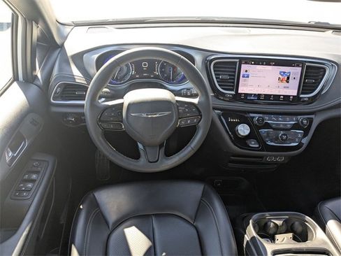 Used 2023 Chrysler Pacifica Touring-L w/ S Appearance Package image 26
