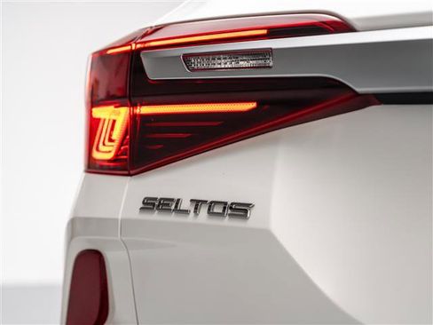 Used 2021 Kia Seltos EX image 16