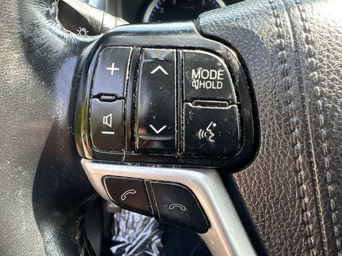 Used 2019 Toyota Highlander XLE AWD/4WD image 30