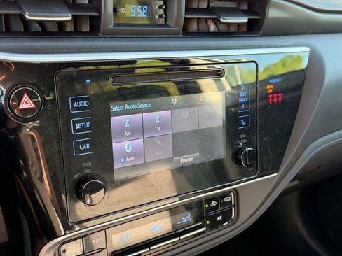 Used 2018 Toyota Corolla SE w/ Carpet Mat Package (TMS) FWD image 17