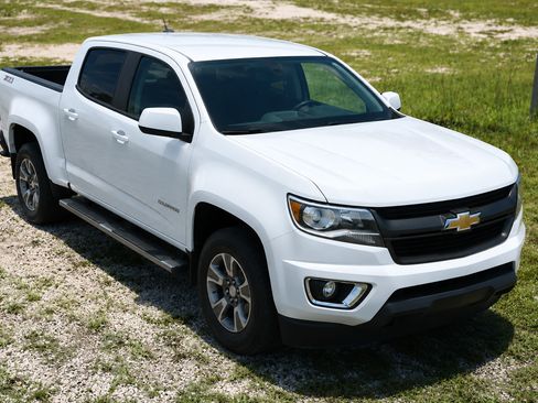 Used 2016 Chevrolet Colorado Z71 AWD/4WD image 2