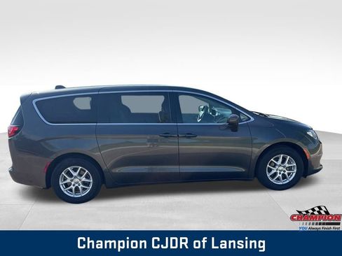 Used 2017 Chrysler Pacifica Touring FWD image 9