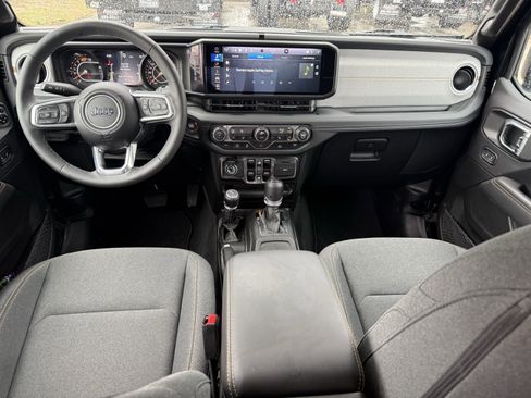 Used 2025 Jeep Wrangler Unlimited Sahara AWD/4WD image 14
