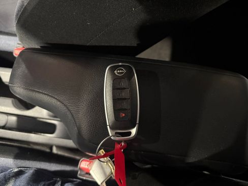 Used 2025 Nissan Versa SV image 21