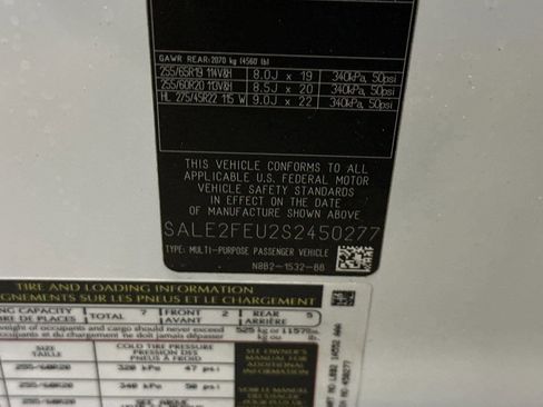 New 2025 Land Rover Defender 130 X-Dynamic SE AWD/4WD image 16
