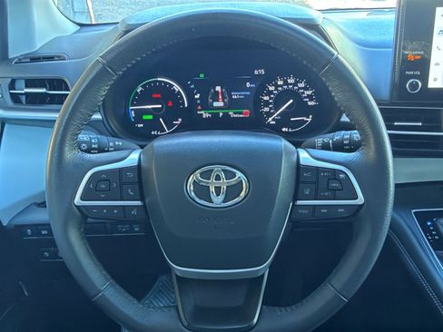Used 2025 Toyota Sienna XLE FWD image 26