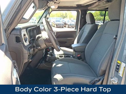 Used 2025 Jeep Wrangler Unlimited Sahara AWD/4WD image 2