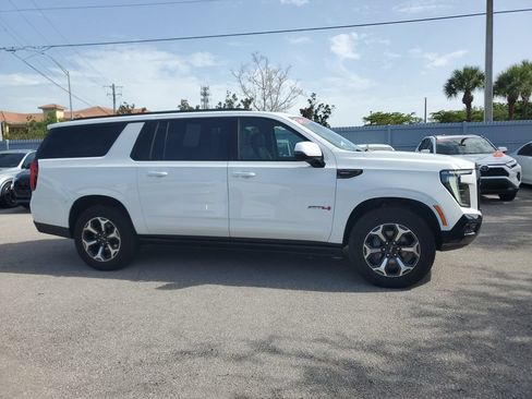 Used 2025 GMC Yukon XL AT4 Ultimate AWD/4WD image 3