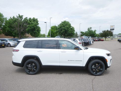 New 2026 Jeep Grand Cherokee L Limited w/ Limited Altitude Package AWD/4WD image 2