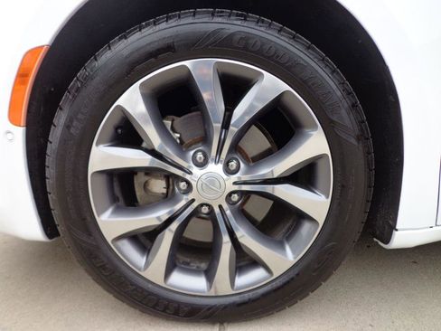 Used 2017 Chrysler Pacifica Limited w/ UConnect Theater Package image 8