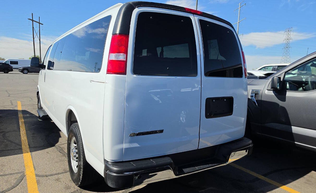 Used 2025 Chevrolet Express 3500 LT w/ LT Preferred Equipment Group RWD image 4