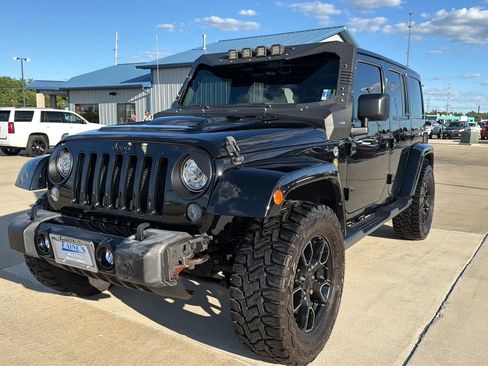 Used 2017 Jeep Wrangler Unlimited Sahara AWD/4WD image 2