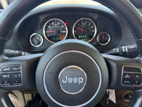 Used 2012 Jeep Wrangler Unlimited Sahara w/ Connectivity Group AWD/4WD image 21