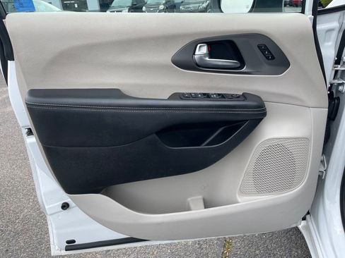 Used 2023 Chrysler Pacifica Touring-L FWD image 14