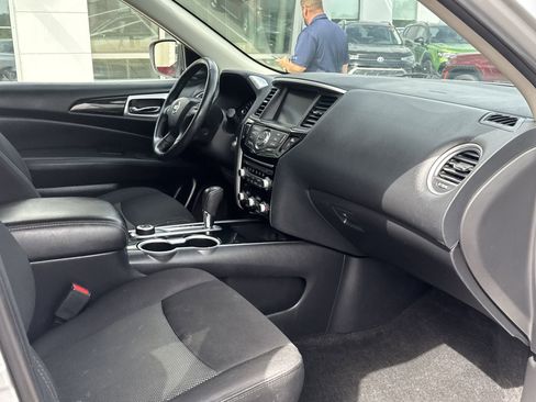 Used 2020 Nissan Pathfinder SV image 26