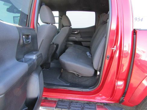 Used 2018 Toyota Tacoma TRD Sport image 5