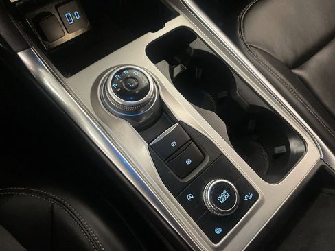 Used 2022 Ford Explorer XLT w/ Equipment Group 202A image 10