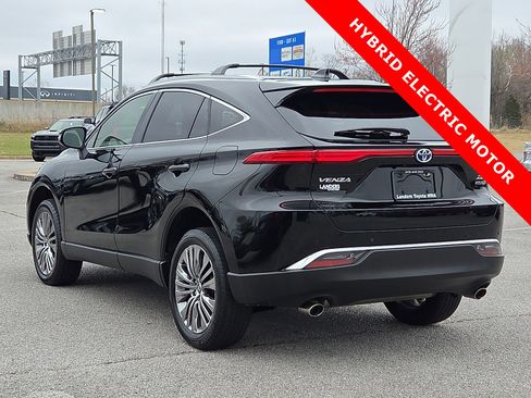 Used 2022 Toyota Venza XLE image 4