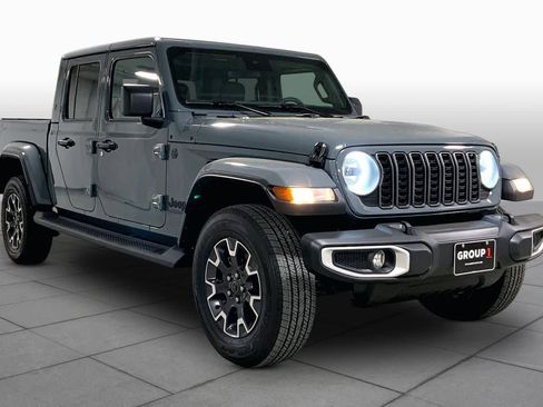 Used 2025 Jeep Gladiator Sport w/ Premium Package AWD/4WD image 2