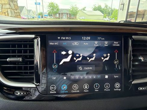 Used 2020 Chrysler Pacifica Touring-L w/ Advanced Safetytec Group AWD/4WD image 13
