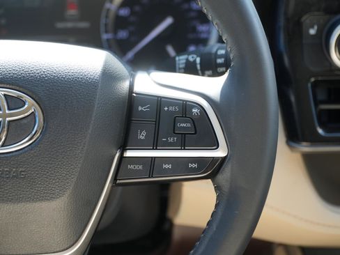 Used 2022 Toyota Highlander XLE FWD image 25
