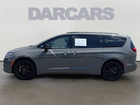 Used 2025 Chrysler Pacifica Limited FWD image 4