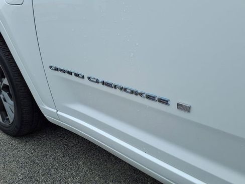 Used 2023 Jeep Grand Cherokee Overland w/ Advanced Protech Group III AWD/4WD image 11