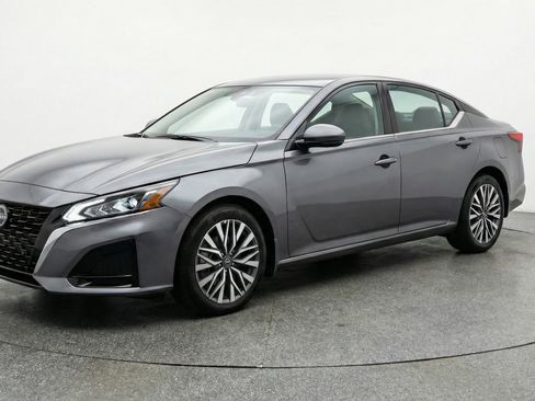 Used 2025 Nissan Altima 2.5 SV FWD image 3
