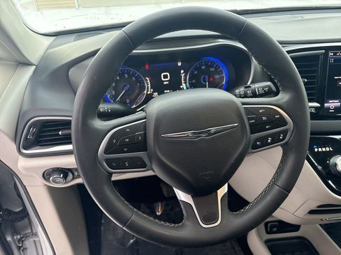 Used 2023 Chrysler Pacifica Touring-L image 4