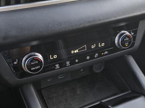 Used 2024 Mitsubishi Outlander SE image 25