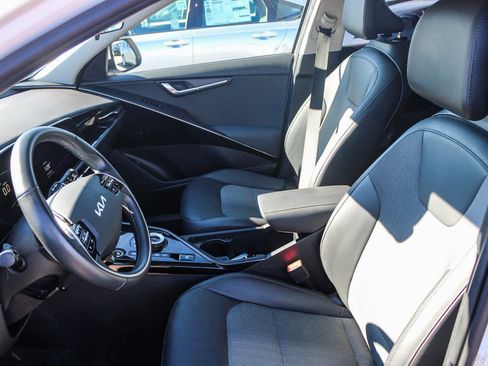 Used 2023 Kia Niro EX image 17