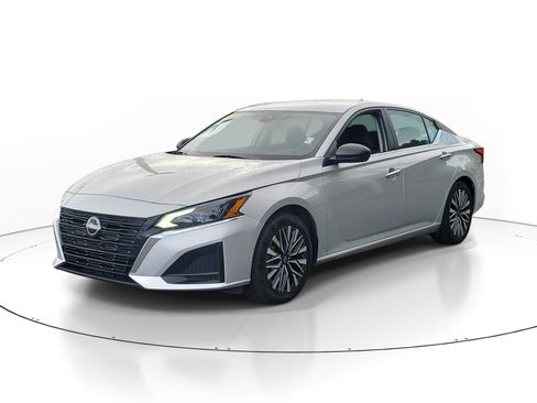 Used 2024 Nissan Altima 2.5 SV FWD image 3