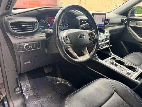 Used 2021 Ford Explorer Limited w/ Equipment Group 301A AWD/4WD image 26