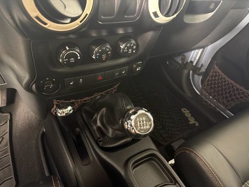 Used 2012 Jeep Wrangler Sahara AWD/4WD image 17