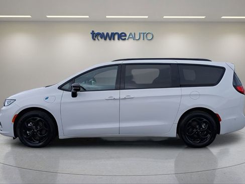 Used 2024 Chrysler Pacifica Premium image 2