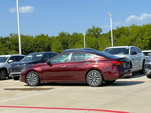 Used 2024 Nissan Altima 2.5 SV FWD image 4