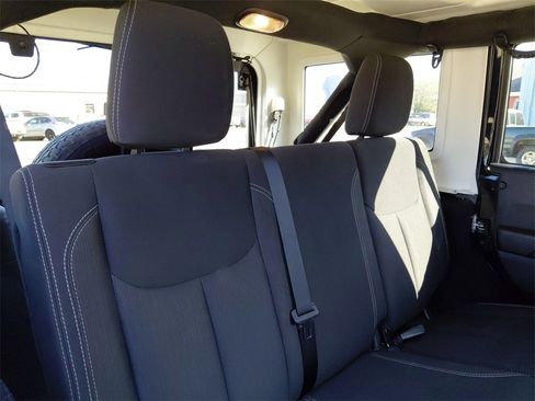 Used 2018 Jeep Wrangler Unlimited Sahara image 19