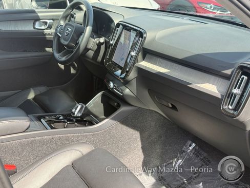 Used 2025 Volvo XC40 B5 Plus image 27
