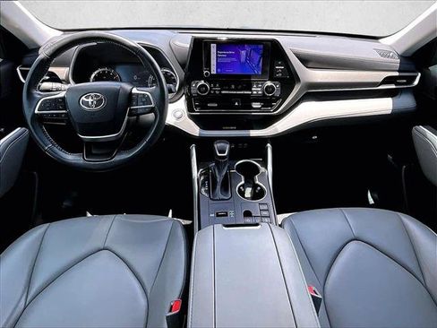 Used 2023 Toyota Highlander XLE FWD image 15
