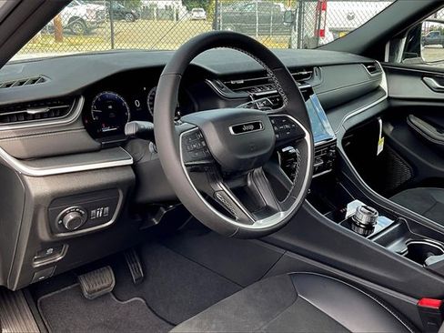 New 2025 Jeep Grand Cherokee L Altitude image 6