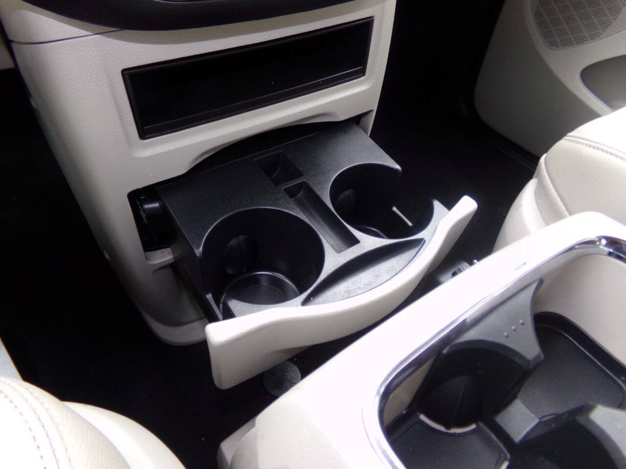 Used 2013 Chrysler Town & Country Touring FWD image 59