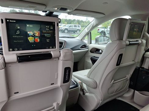 Used 2017 Chrysler Pacifica Touring-L Plus w/ Advanced Safetytec Group FWD image 13